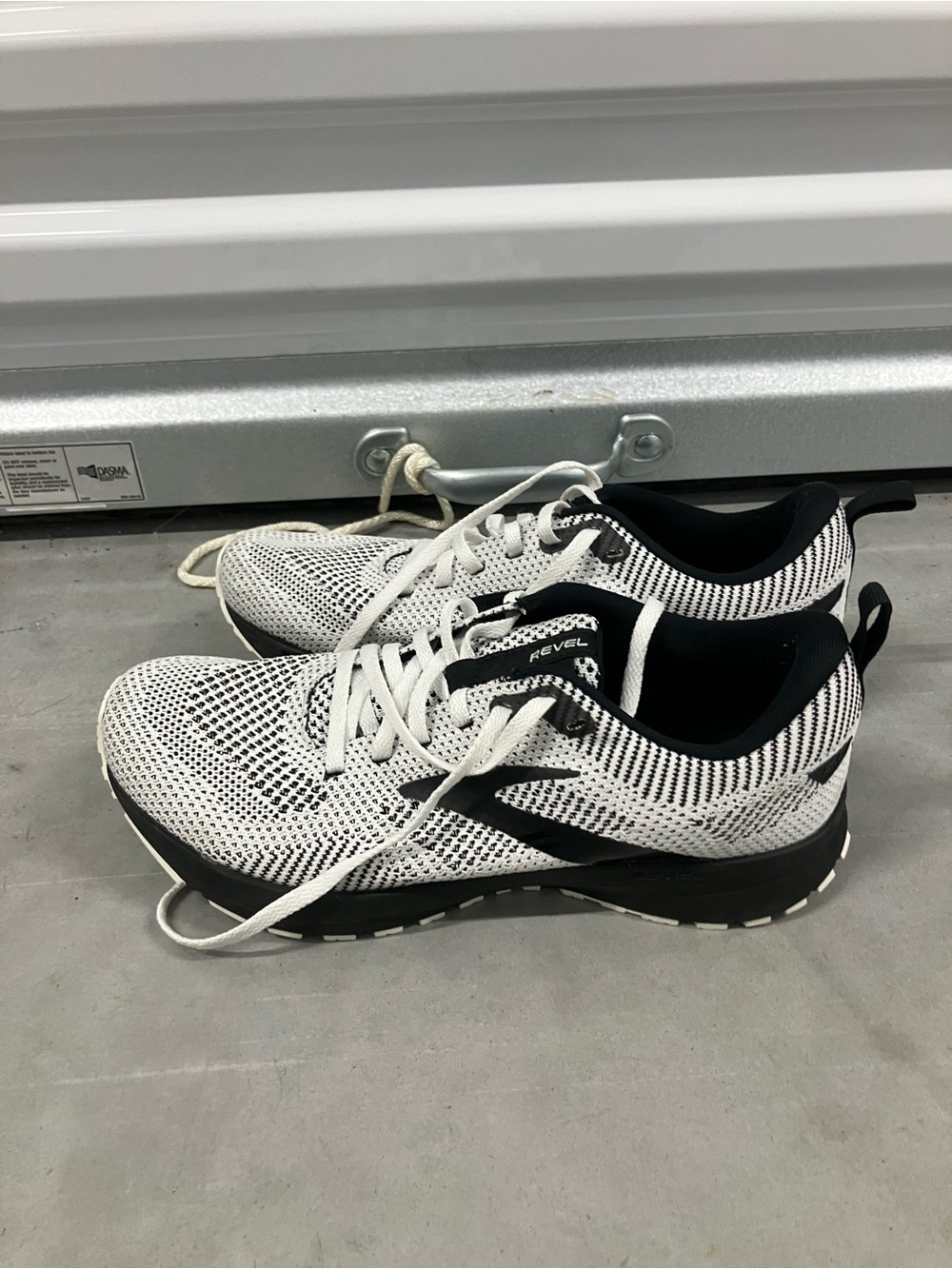 Brooks Revel 5 Running Training Women’s 9.5 B Sneakers White Black Shoes